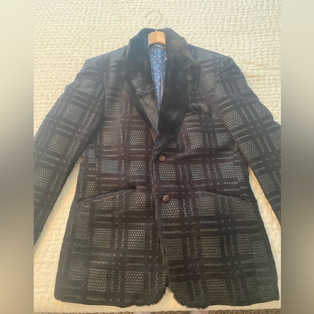 Formal blazer with faux fur collar. 40R